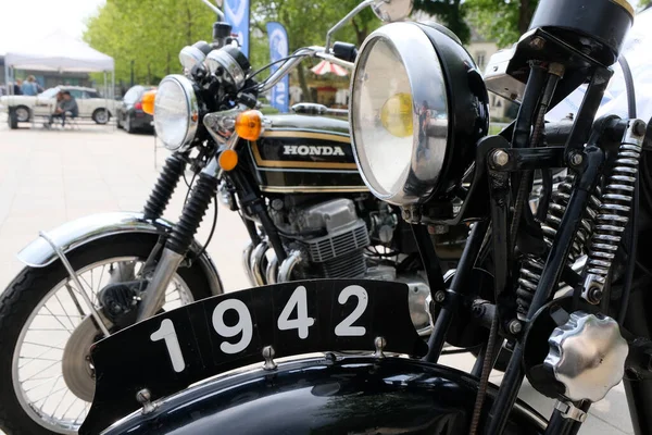 背景にホンダと英語ロイヤルエンフィールドバイクの警備員とヘッドライト — ストック写真