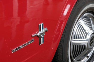 Logosuyla kırmızı Ford Mustang kapısı