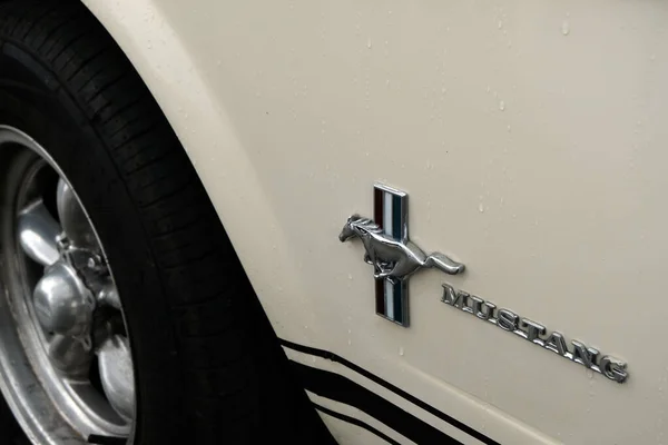 フォードマスタングのドアのロゴを閉じる — ストック写真