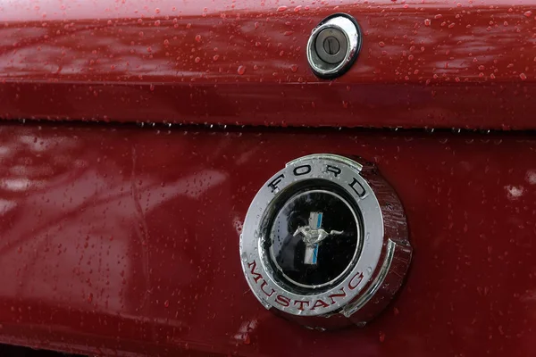 Logosuyla birlikte kırmızı Ford Mustang sandık 