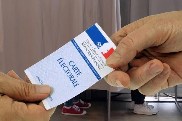 Electoral Card Exchanged Hand Hand Front Voting Booths — Foto de Stock