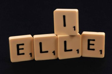 Siyah bir arkaplanda zamirleri oluşturan mektuplar.