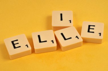 Sarı arka planda zamirleri oluşturan mektuplar.