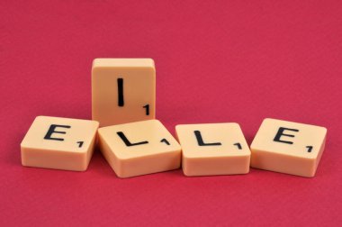 Kırmızı arka planda zamirleri oluşturan mektuplar.