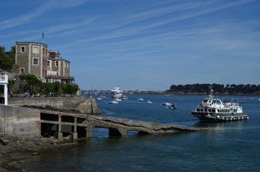 Bot Dinard 'daki Corsaire deniz otobüsü şirketinin rıhtımına yanaşıyor. 