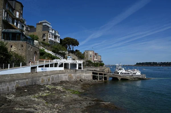 Tekne Dinard 'daki Corsaire deniz otobüsü şirketine demirlemiş.