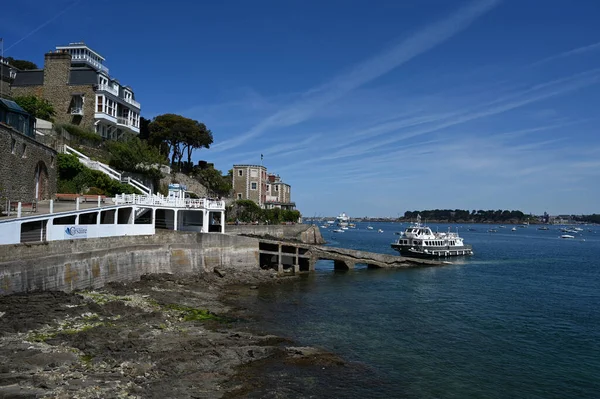 Bot Dinard 'daki Corsaire deniz otobüsü şirketinin rıhtımına yanaşıyor. 