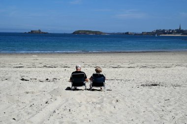 Brittany 'deki Ecluse de Dinard plajında emekli bir çift. 