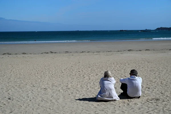 Couple Sitting Beach Dinard Brittany — Foto de Stock