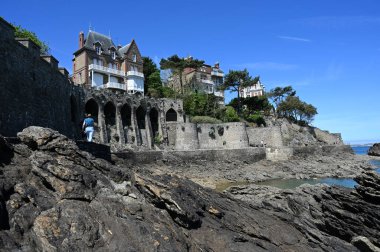 Brittany, Dinard 'daki Chemin des Douaniers' daki evler. 