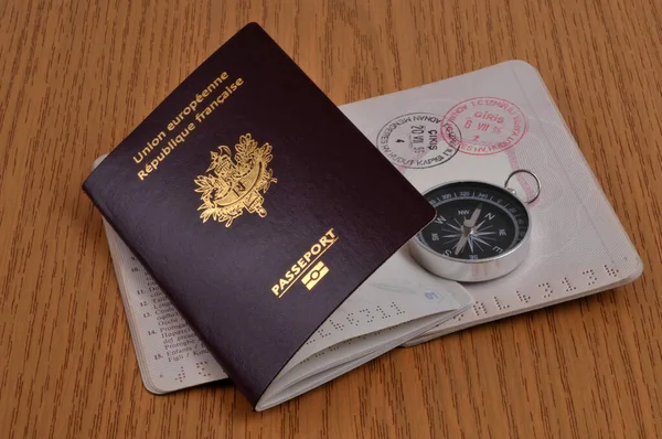 Passaportes Europeus Com Uma Bússola Close Sobre Fundo Madeira — Fotografia de Stock