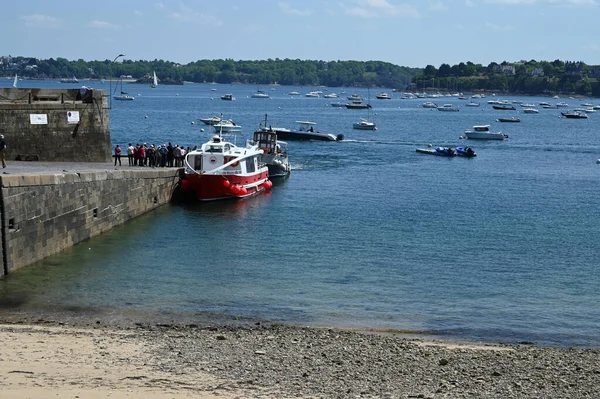 Passagiere Steigen Ein Schnellboot Der Gesellschaft Les Bateaux Rouges Die — Stockfoto