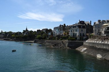 Deniz kıyısındaki Dinard 'daki gezinti güvertesi.