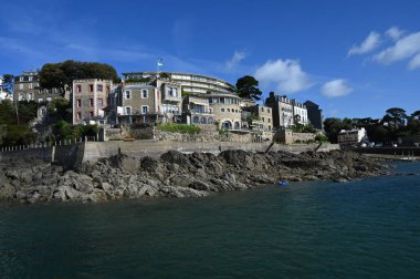 Deniz kıyısındaki Dinard 'daki gezinti güvertesi.