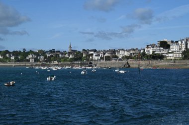 Deniz kıyısındaki Dinard 'daki gezinti güvertesi. 