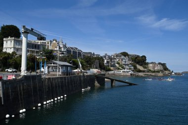 Brittany 'deki Dinard marinasında vinç ve ekipman. 