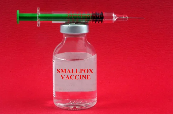 水痘ワクチンバイアルの概念と注射器は赤い背景で閉じます — ストック写真