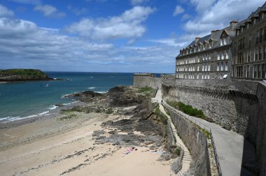Bon-Secours plajı ve Saint-Malo surları 