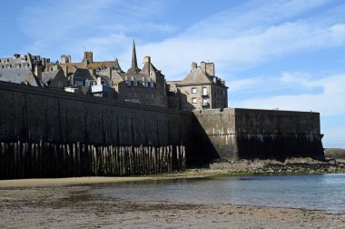 Eventail plajı ve Saint-Malo surları alçak gelgitte 