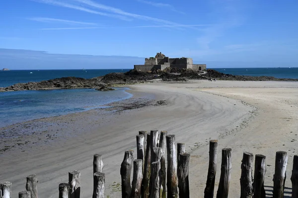 Plage Eventail Och Fort National Saint Malo Med Trävågbrytare Förgrunden — Stockfoto