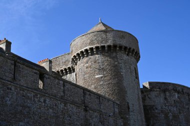 Quic-en-Groigne Kulesi Saint-Malo surlarından görüldü.