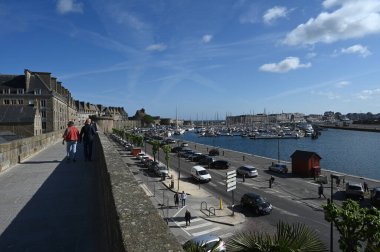 Saint-Malo ve Quai Saint-Louis 'in surları
