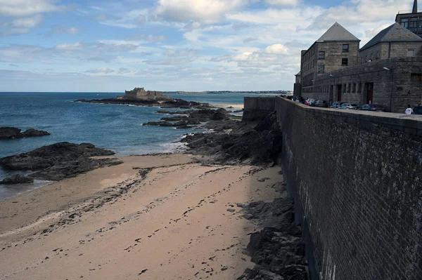 Ramparts Saint Malo Och Bon Secours Stranden Med Fort National — Stockfoto