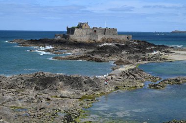 Saint-Malo Ulusal Kalesi sular çekildiğinde