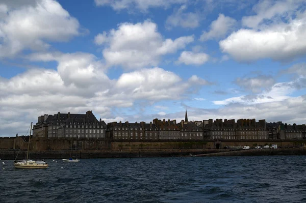 Saint Malo Och Dess Vallar Sett Från Havet — Stockfoto