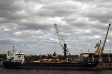 Britanya 'daki Saint-Malo ticari limanında bir gemi boşaltılıyor. 