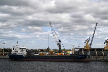 Britanya 'daki Saint-Malo ticari limanında bir gemi boşaltılıyor.