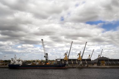 Britanya 'daki Saint-Malo ticari limanında bir gemi boşaltılıyor. 