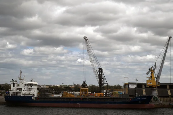 Britanya 'daki Saint-Malo ticari limanında bir gemi boşaltılıyor. 