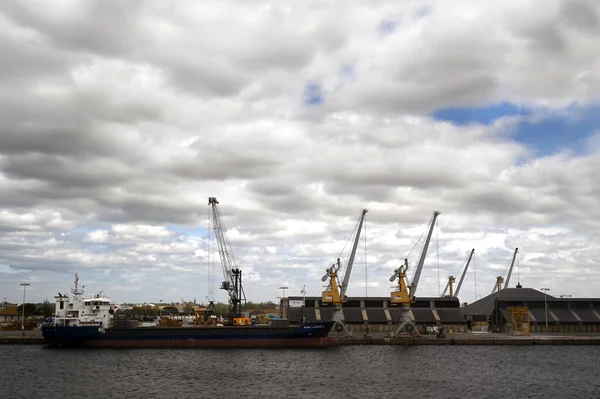 Britanya 'daki Saint-Malo ticari limanında bir gemi boşaltılıyor. 
