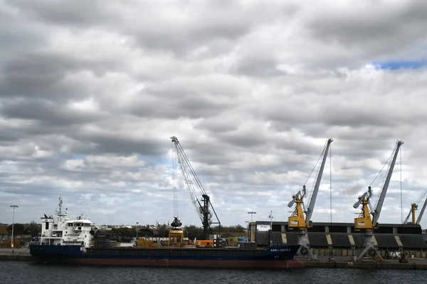 Britanya 'daki Saint-Malo ticari limanında bir gemi boşaltılıyor. 