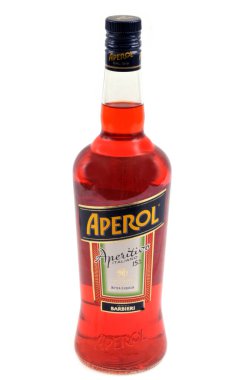 Aperol şişesi beyaz arkaplanı kapat