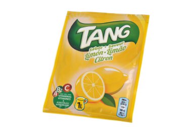 Limon aromalı Tang paketi beyaz arkaplanı kapat 