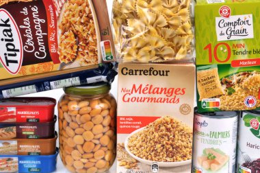 Ambalajlarında çeşitli yiyecekler var. 