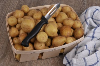 Sebze soyuculu tahta patates sandığı.