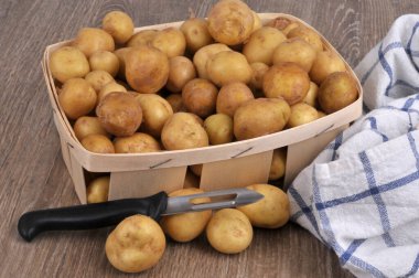 Sebze soyuculu tahta patates sandığı.