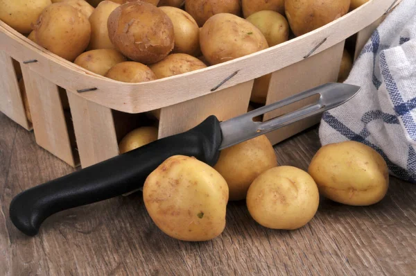 Cassetta Legno Patate Con Pelapatate — Foto Stock