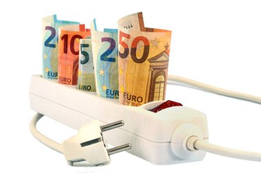 Beyaz arka planda elektrik uzatma kablosu ve avro banknotlarıyla elektrik giderleri kavramı 