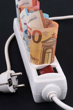 Elektrik uzatma kablosu ve siyah arkaplan üzerine avro banknotları ile elektrik giderleri kavramı 