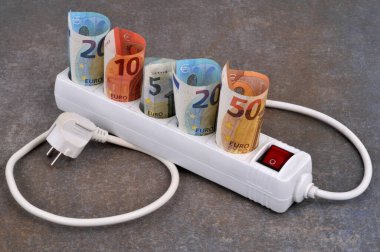 Gri arka planda elektrik uzatma kablosu ve avro banknotlarıyla elektrik giderleri kavramı 