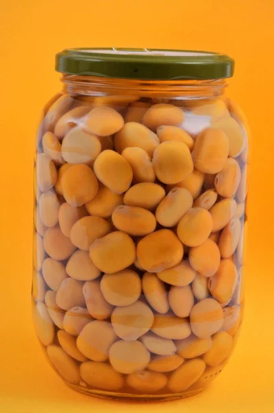 黄底上的蚕豆罐头 — 图库照片