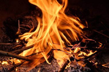 Alevler ve közlerle yakın çekim ateşi