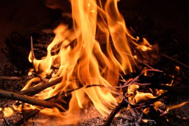 Alevler ve közlerle yakın çekim ateşi