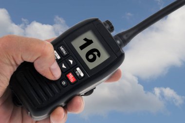 VHF, bulutlu bir arkaplanda uluslararası tehlike frekansının 16. kanalına bağlandı.