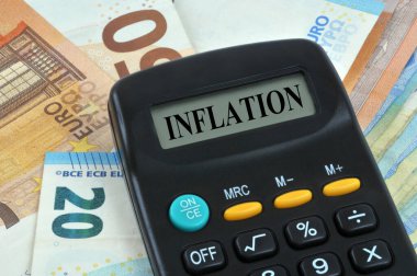 Avro banknotları üzerinde hesap makinesi bulunan enflasyon kavramı
