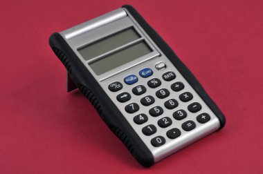 Kırmızı arkaplanda çift ekran yakın plan hesaplayıcı 